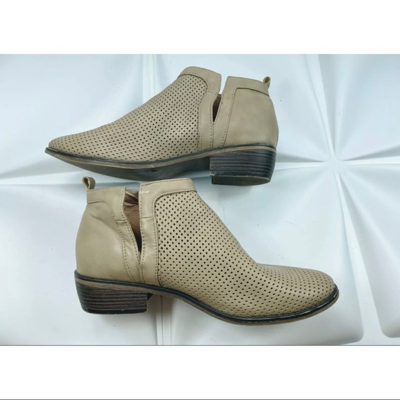 Restricted Women Sz 8.5 Taupe Perforated Bootie Ankle Boot Faux Leather Cut Out - Picture 9 of 14